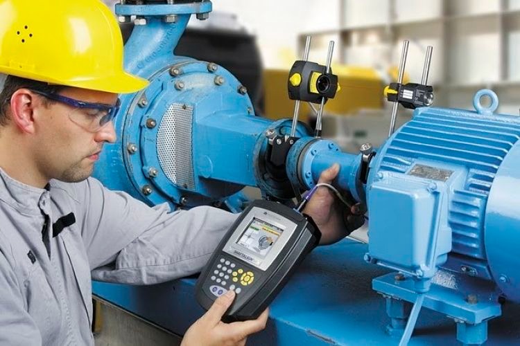 Mantenimiento predictivo - técnico realizando análisis de vibraciones